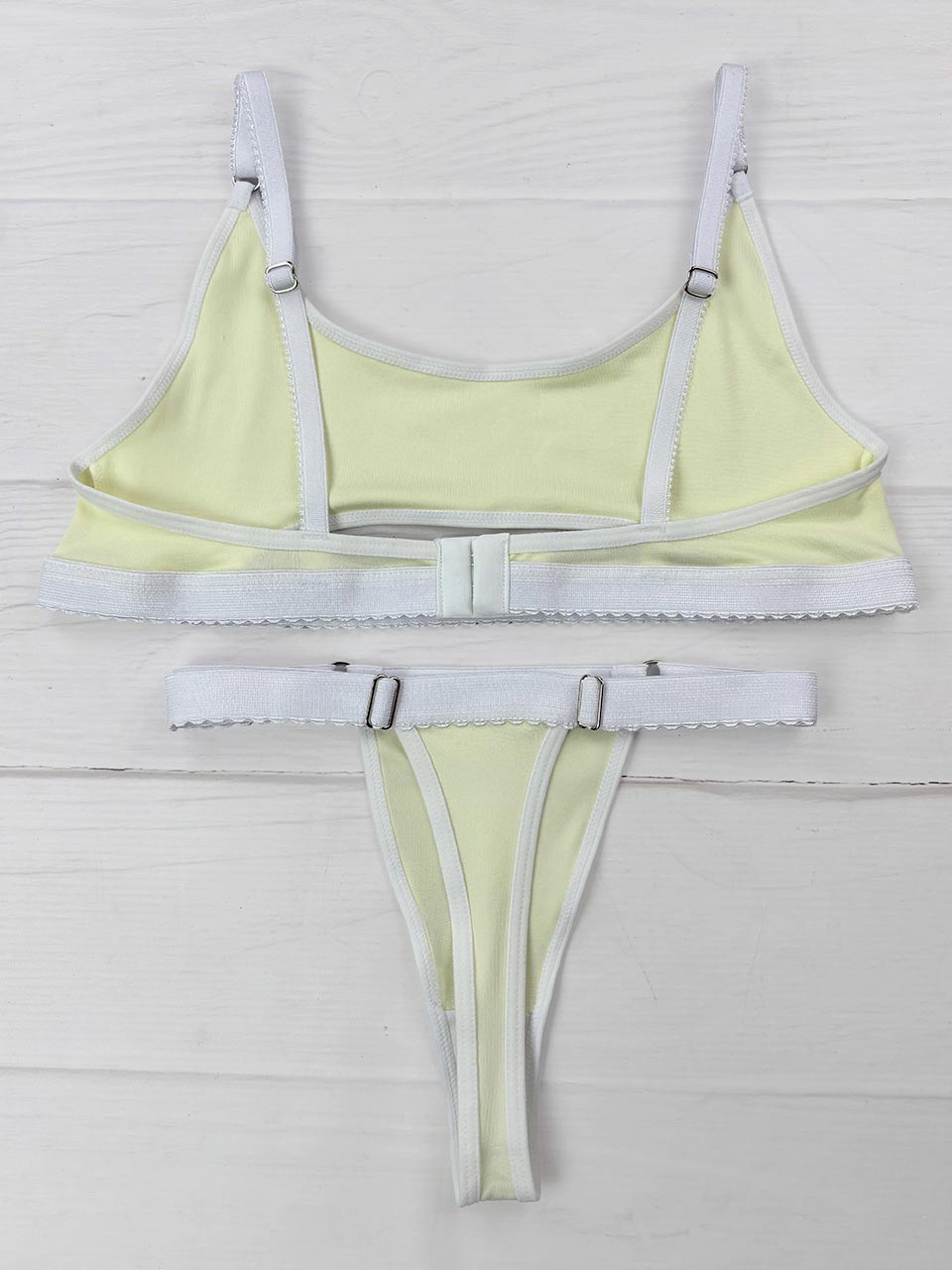 Conjunto deportivo amarillo