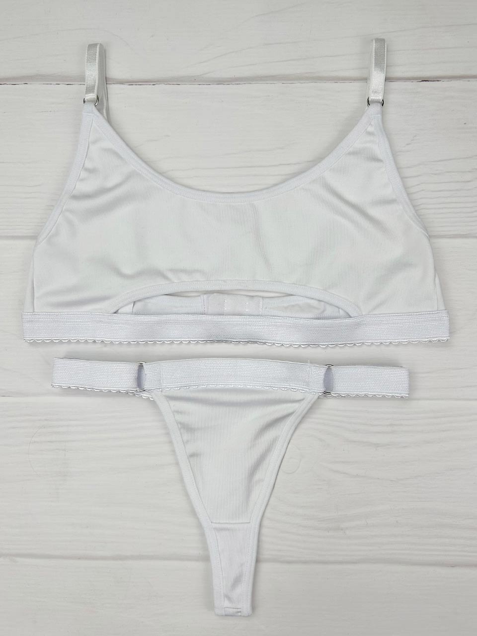 Conjunto deportivo blanco