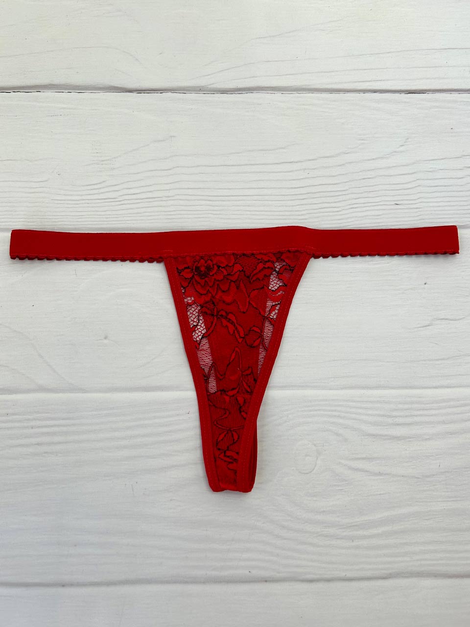 Tanga contorno rojo