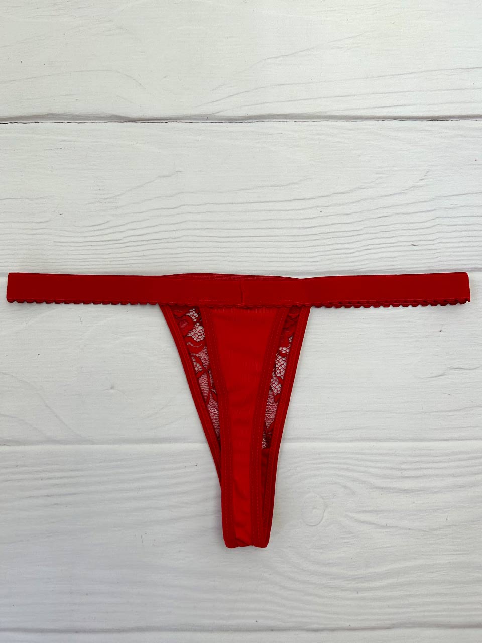 Tanga contorno rojo
