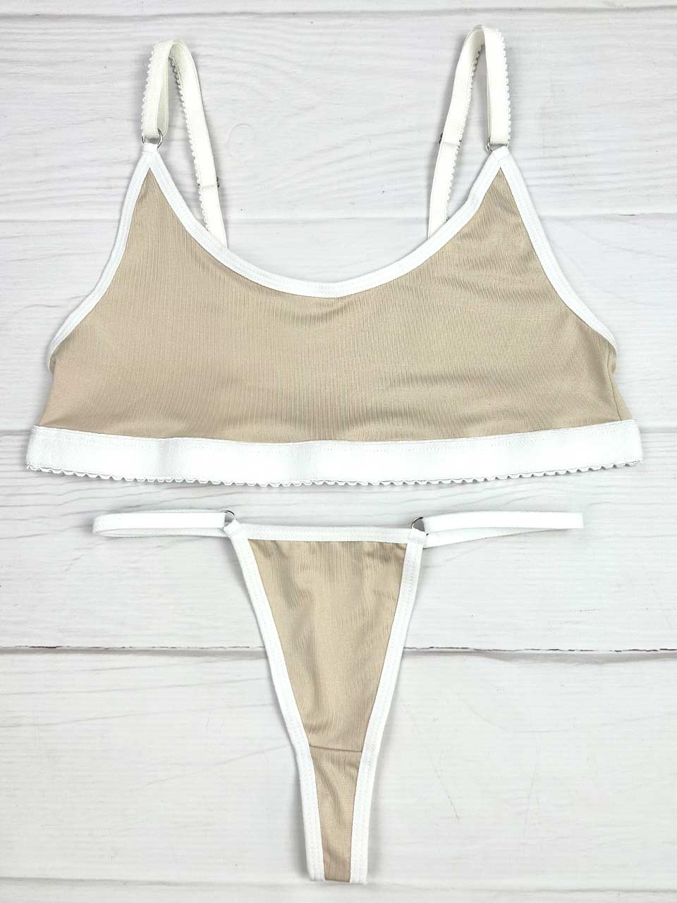 Conjunto basico beige con blanco