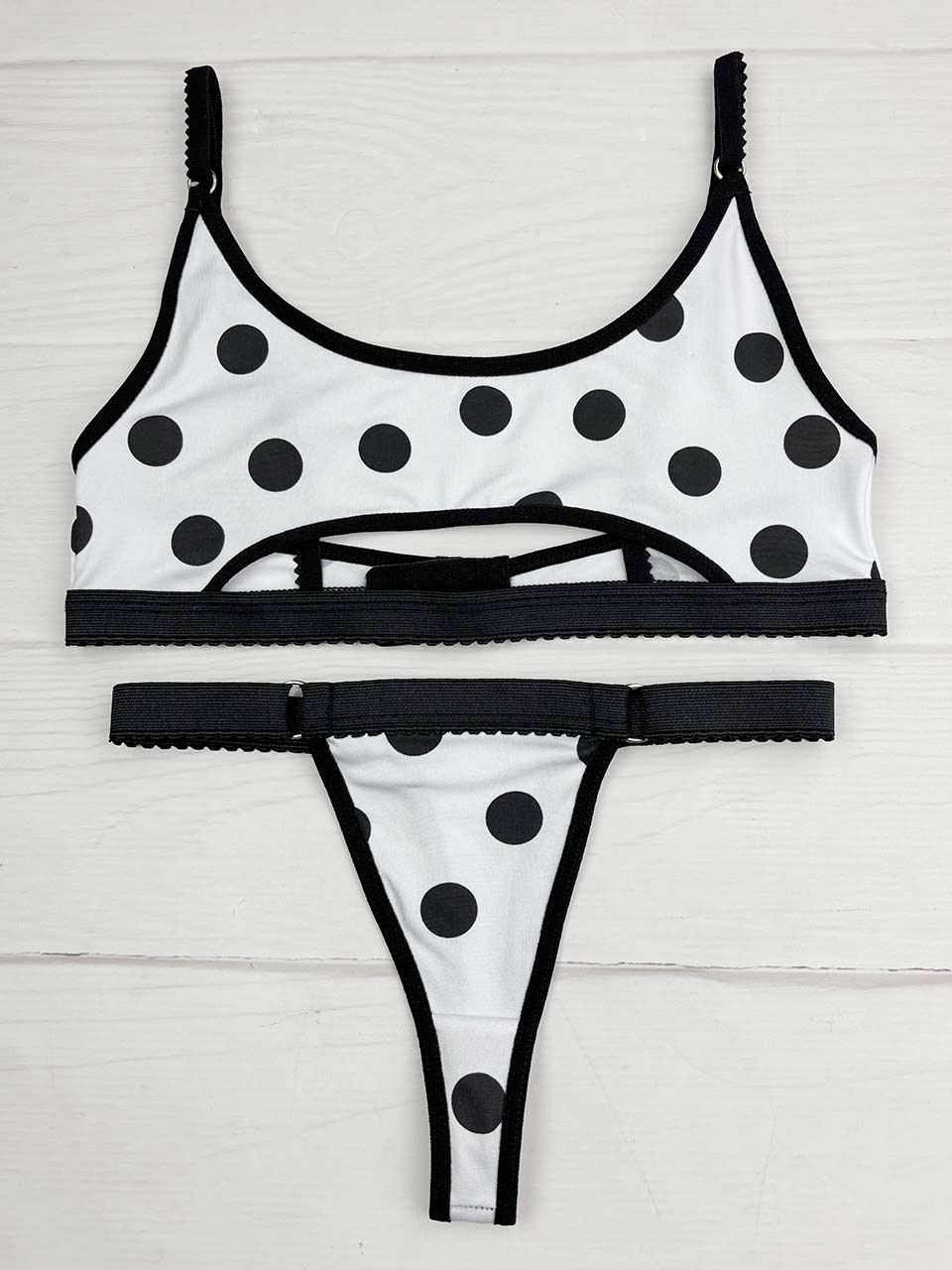 Conjunto deportivo blanco puntos negros