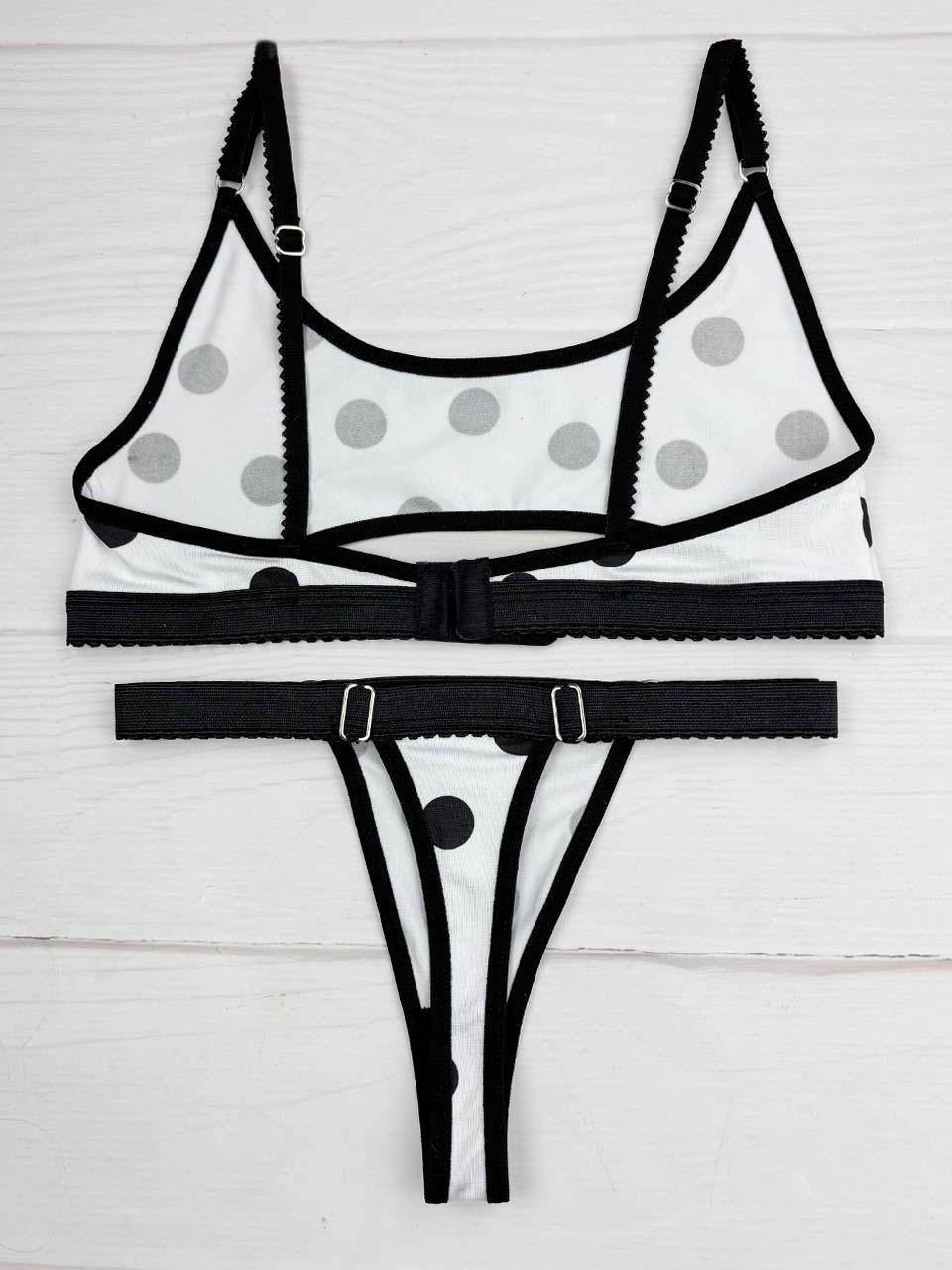Conjunto deportivo blanco puntos negros
