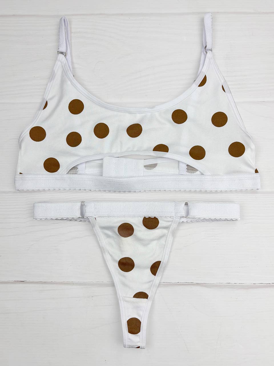 Conjunto deportivo blanco puntos cafes