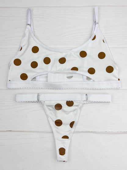 Conjunto deportivo blanco puntos cafes