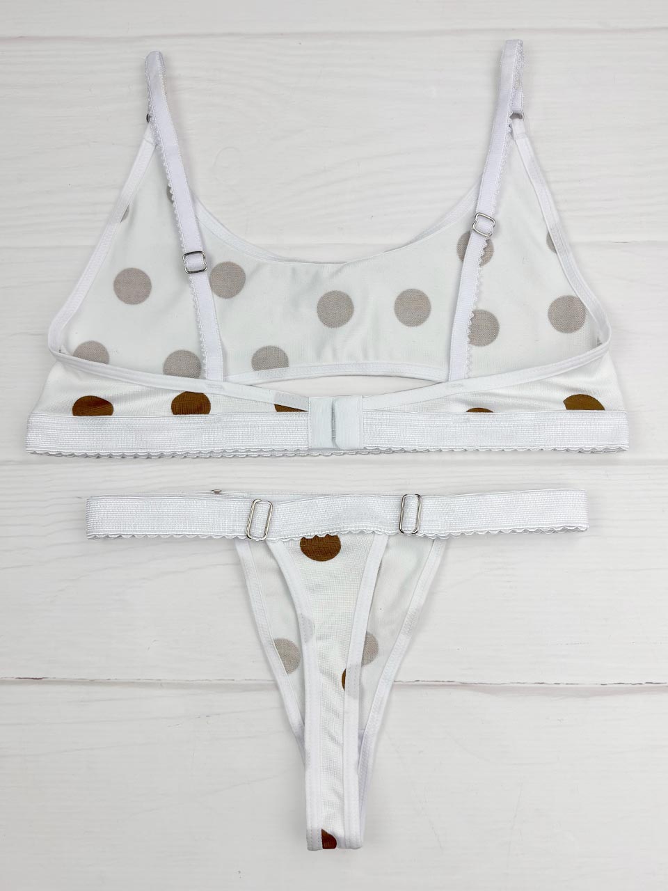 Conjunto deportivo blanco puntos cafes
