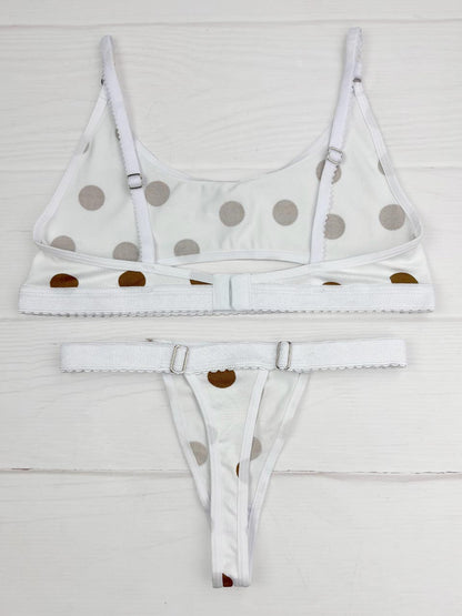 Conjunto deportivo blanco puntos cafes