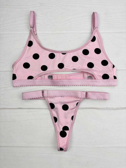 Conjunto deportivo rosado puntos negros