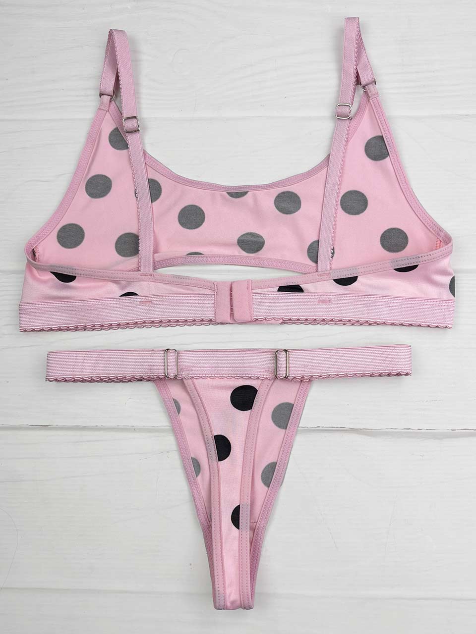 Conjunto deportivo rosado puntos negros